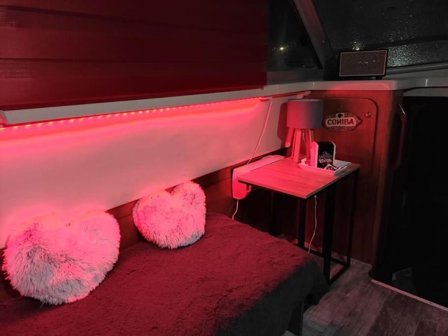 Nuit Insolite Sur L'Eau Au Port De Ouistreham Hotel Exterior photo